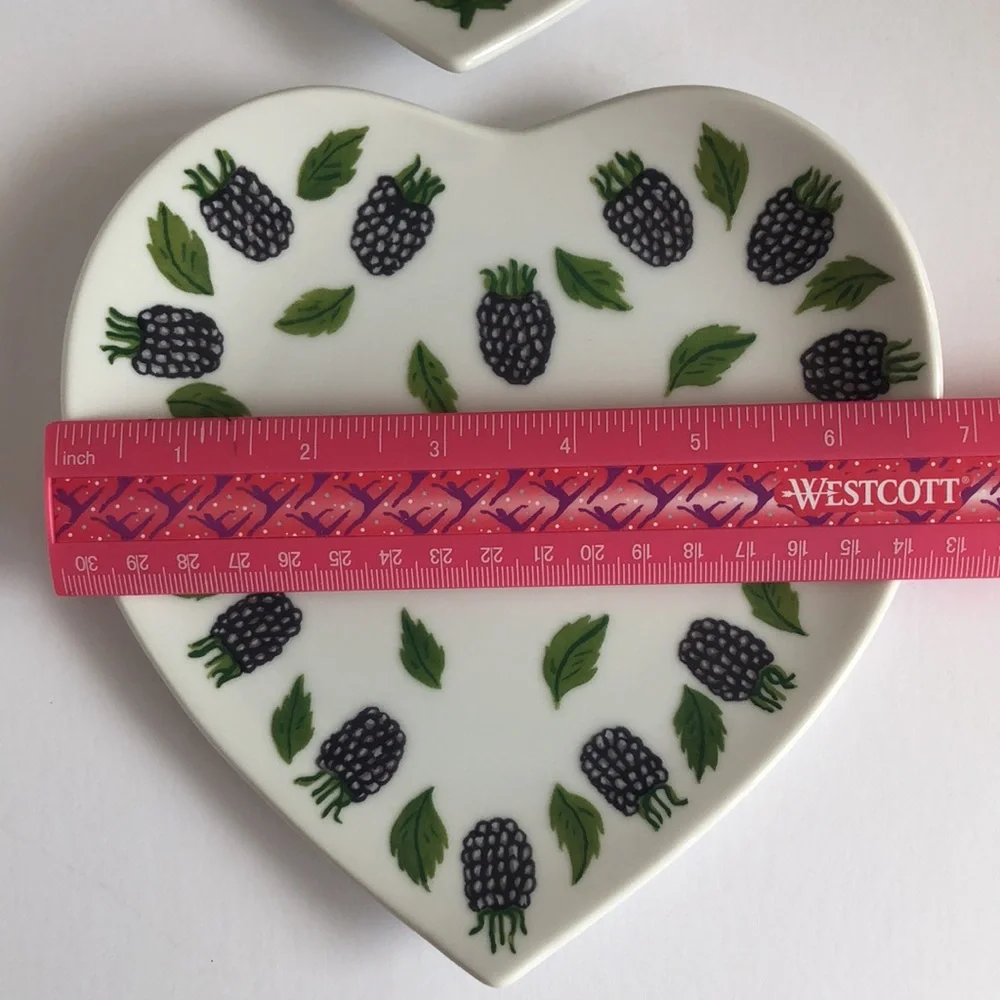 Williams Sonoma Heart Shaped Strawberry And Blackberry Dessert Plates